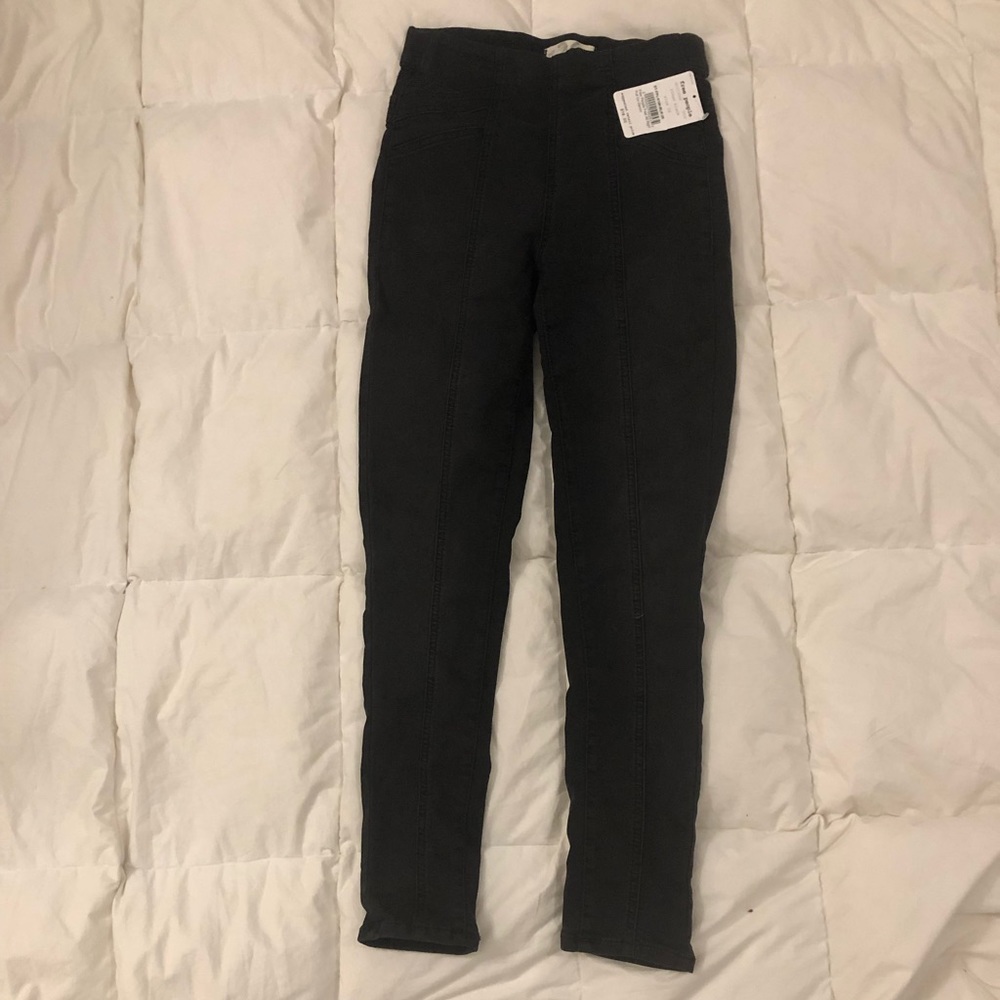 🌼🌼🌼🌼🌼Free people black size 26. We the Free -Pull on denim Brand New —skinny🌼🌼🌼🌼